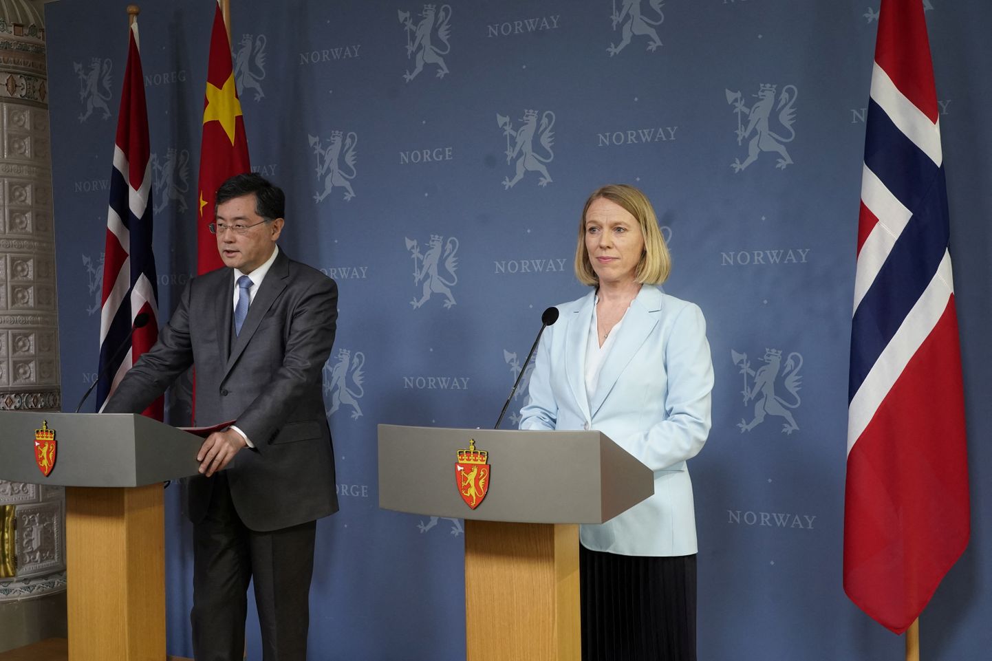 Hiina välisminister Qin Gang ja tema Norra kolleeg Anniken Huitfeldt ühispressikonverentsil Oslos 12. mail 2023.
