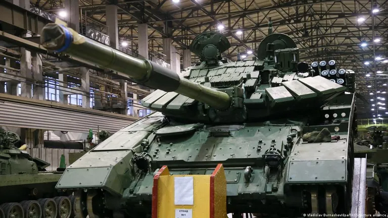 Российский танк Т-90. По данным SIPRI, в 2023 году военные расходы РФ составили 109 млрд долларов