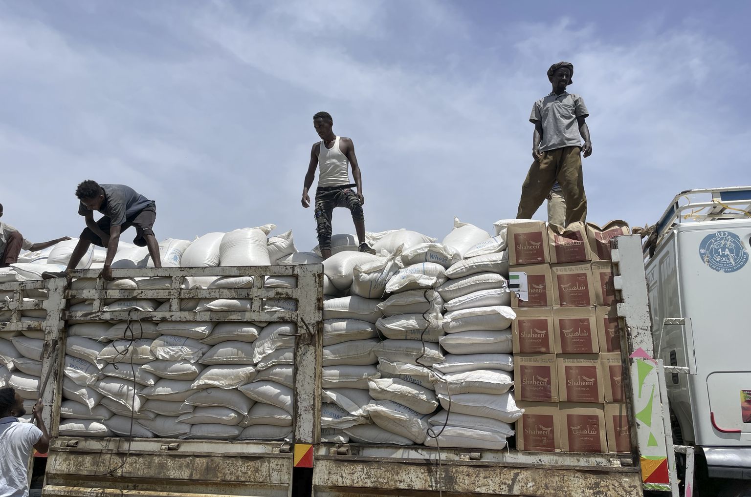 Töölised tühjendavad WFP toiduabiveokit Põhja-Etioopias Tigrays 23. august 2021.
