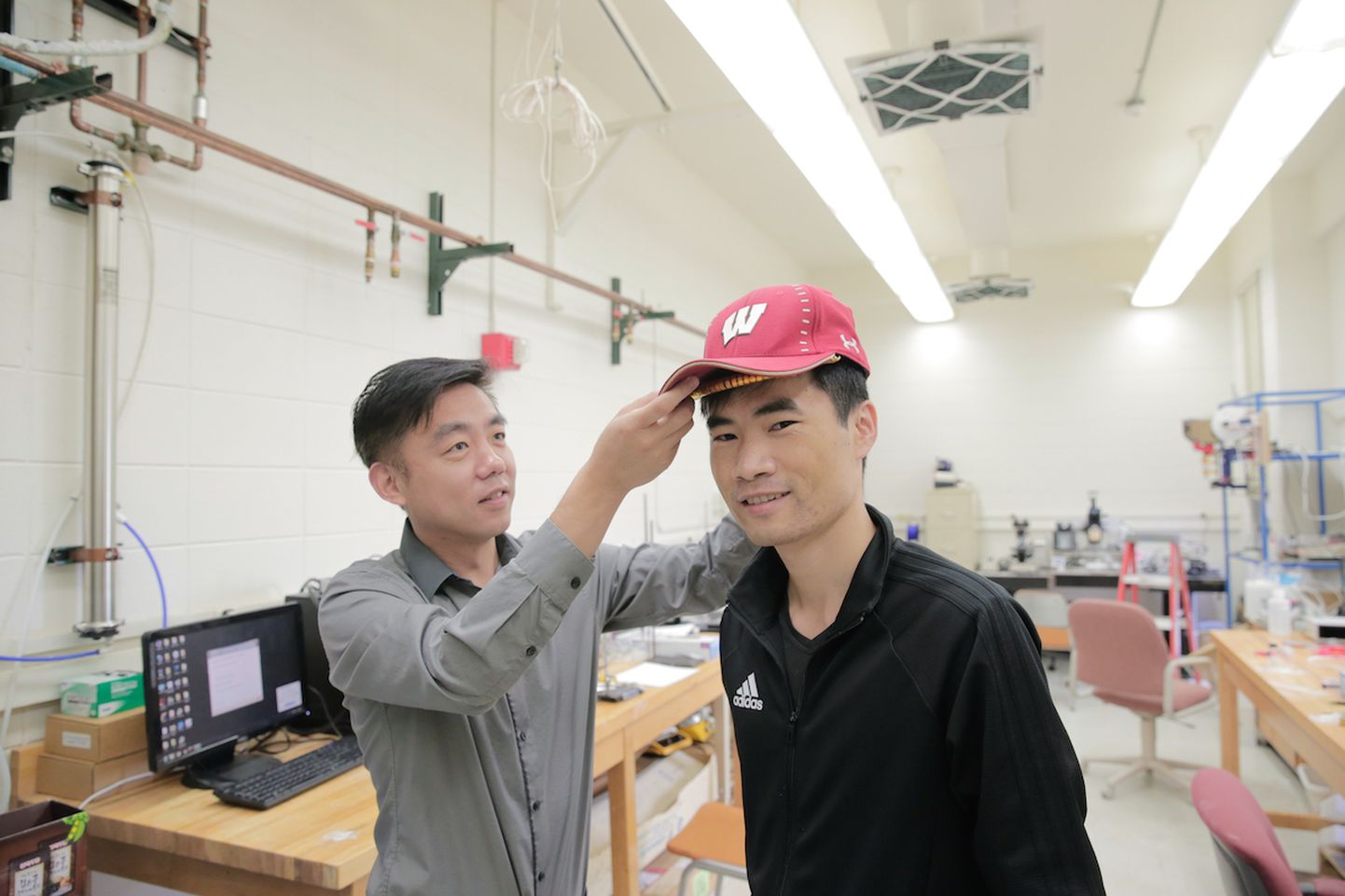 Seadme välja töötanud professor Xudong Wang (vasakul) töötas koos kolleegidega välja seadme, mis mahub mütsi alla, kogub energiat kandja liigutustest ning stimuleeriv uinunud juukse foliikuleid uuesti karvu kasvatama.