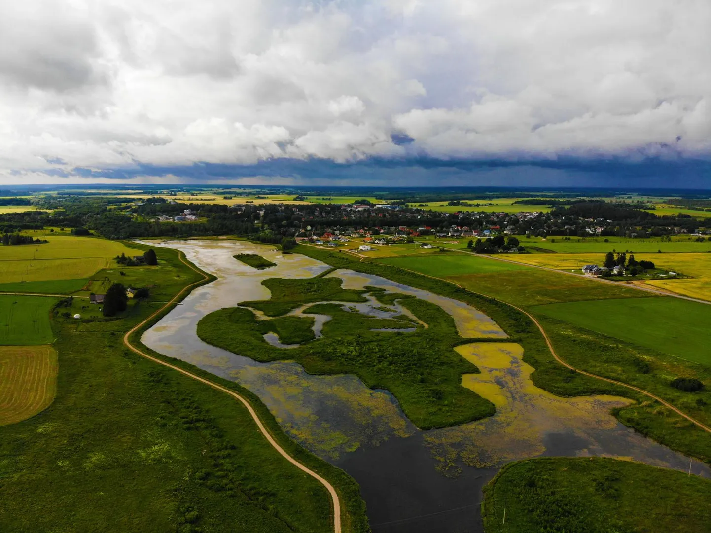 Peagi võib Kadrina paisjärve puhkealal näha ujuvkaisid, paate ja aerulaudasid.