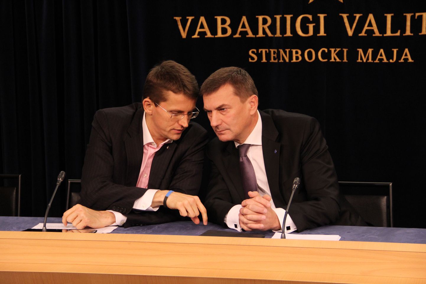 Siseminister Ken-Marti Vaher ja peaminister Andrus Ansip valitsuse pressikonverentsil.