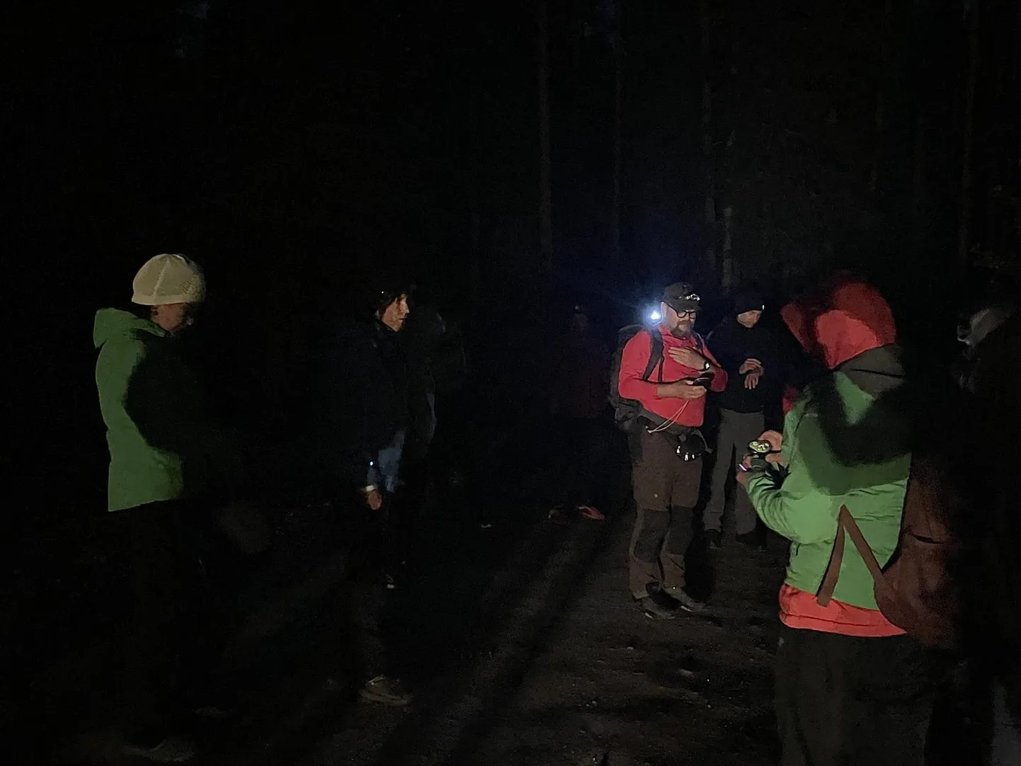 Jalutuskäiku alustasime südaöösel. Matkajuht Enn Kirsiman (keskel prillidega) tutvustas korralduslikku poolt. Seltskonnas valitses elevus teadmatuse ees.