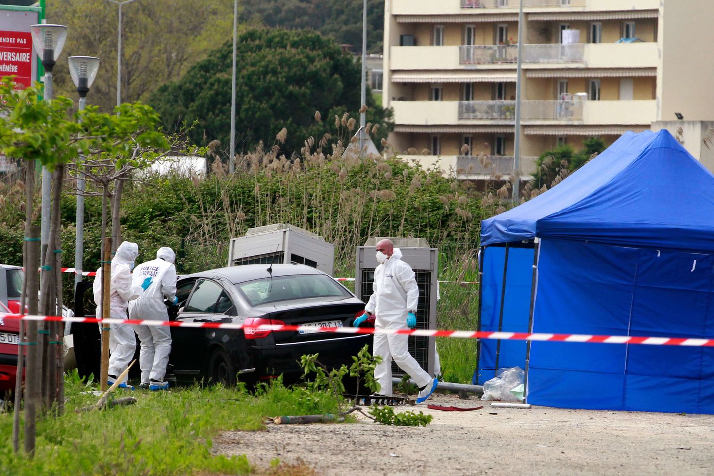 Mõrvarühm sündmuskohal, kust leiti eile tapetuna Korsika rahvuspargi direktor Jean-Luc Chiappini.