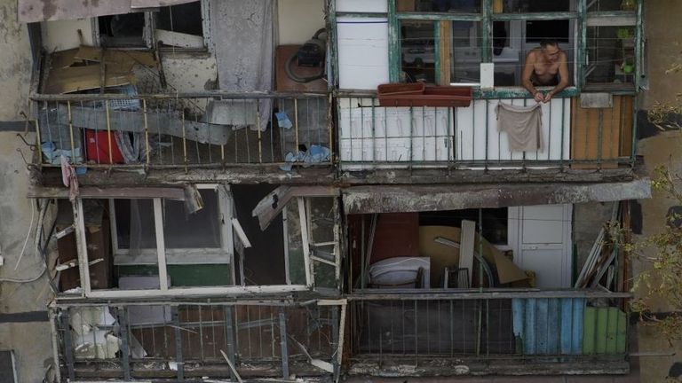 Люди живут в разрушенных домах