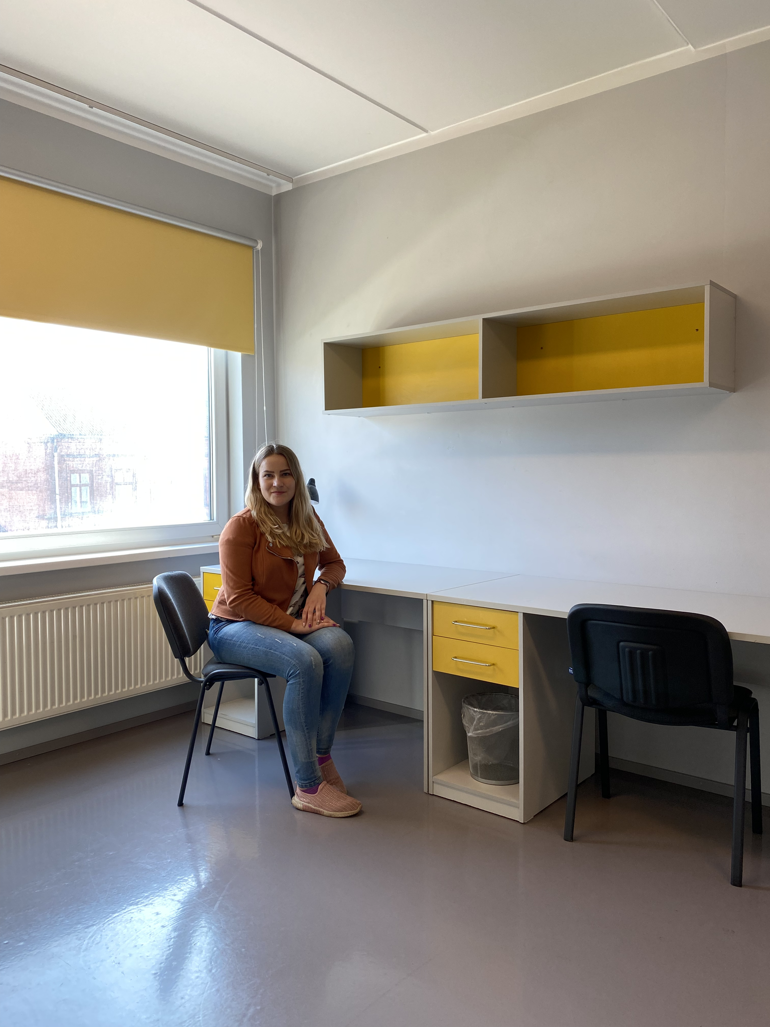 Tartu üliõpilasküla turundus- ja arendusspetsialist Liina Kuusik näitas Raatuse tänava ühiselamutuba, kus on kaks kirjutuslauda, kapid ja kaks voodit.