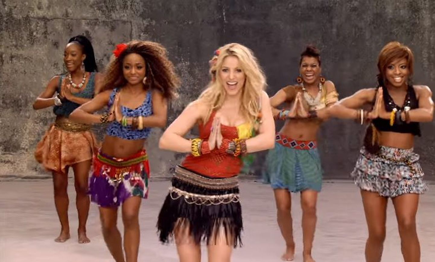 Shakira esitamas laulu «Waka Waka».