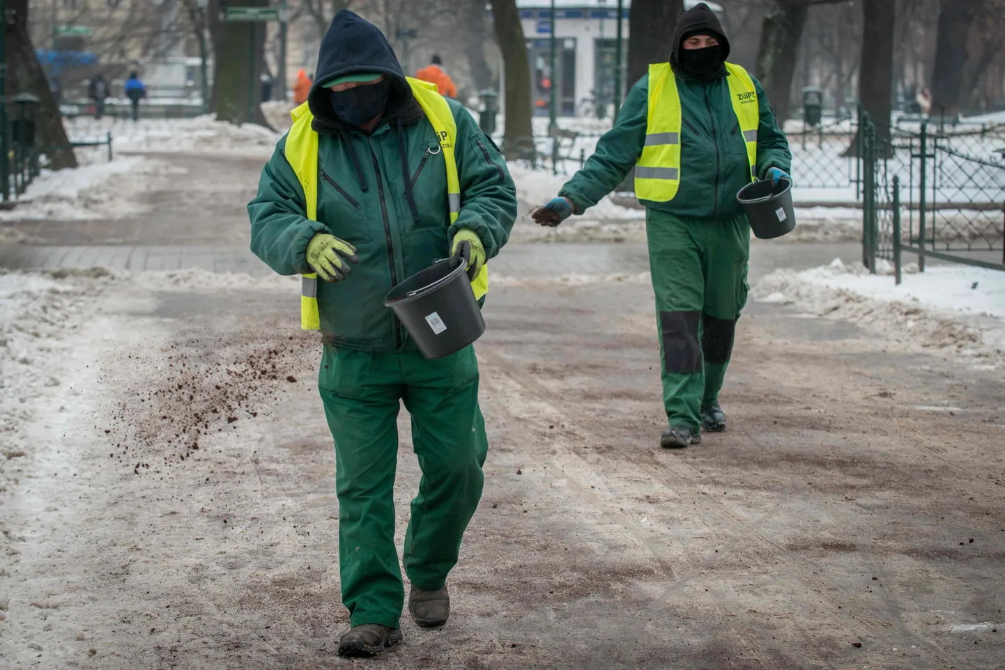 Munitsipaaltöötajad Krakówi parki kohvitamas.