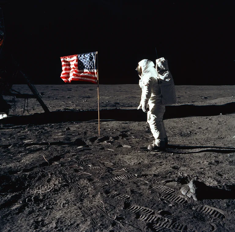 USA lipp ja Edwin «Buzz» Aldrin Kuu pinnal