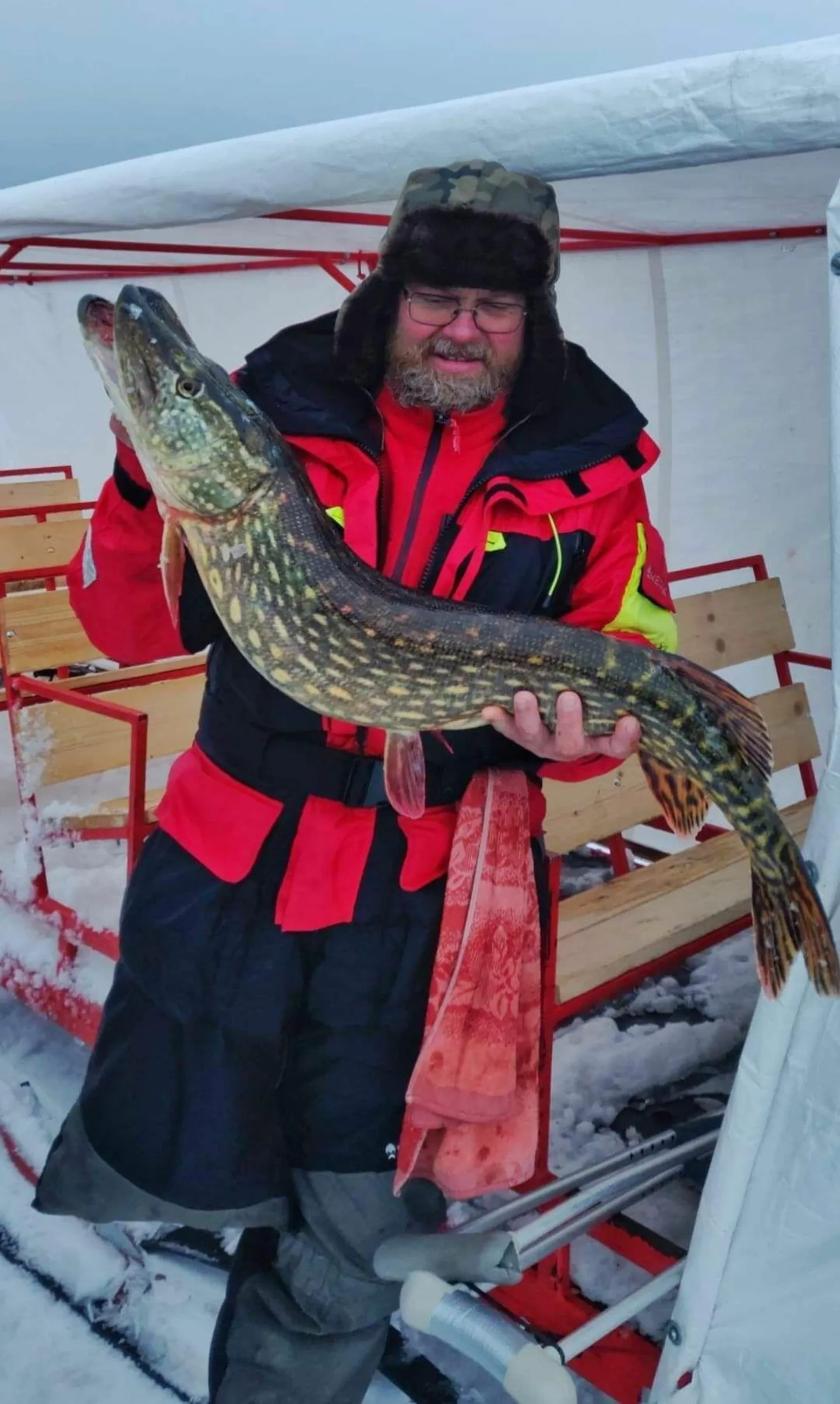 Koit Teder oma elu suurima kalaga, mis oli meetri jagu pikk ja kaalus 6,925 kilogrammi.