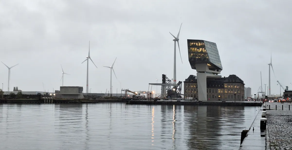 Antwerpeni sadama peahoone, mille arhitekt on Zaha Hadid.