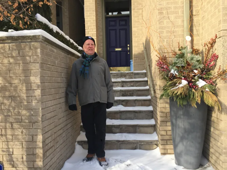 Torontos elav Vian Ewart oli Bruce McArthuri klient. Politsei otsis läbi ka tema aia ja lillepotid