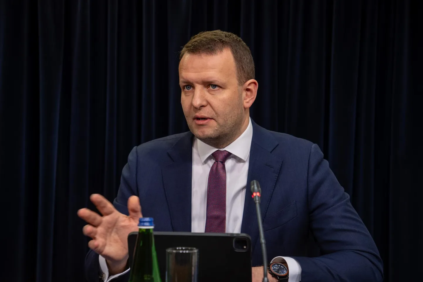 Sotside liider Lauri Läänemets tegi ettepaneku, et tänavu võiksid kõik ministeeriumid ühiselt leida raha õpetajate palganõudmiste rahuldamiseks.