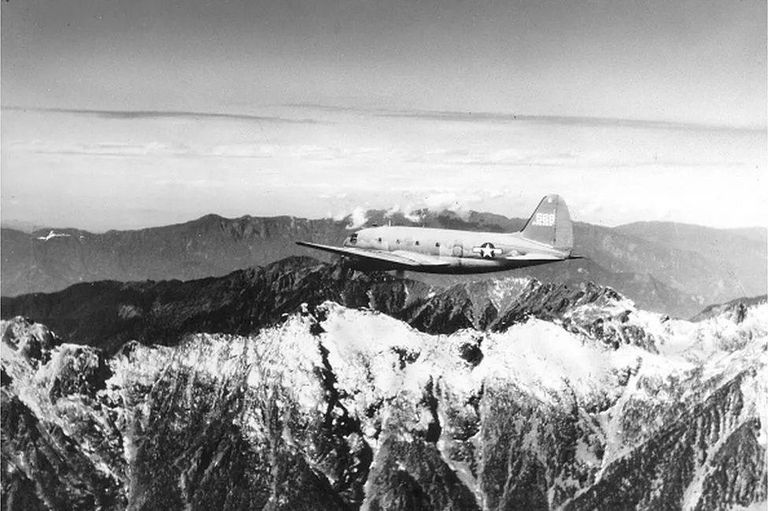 Самолет США над Гималаями.