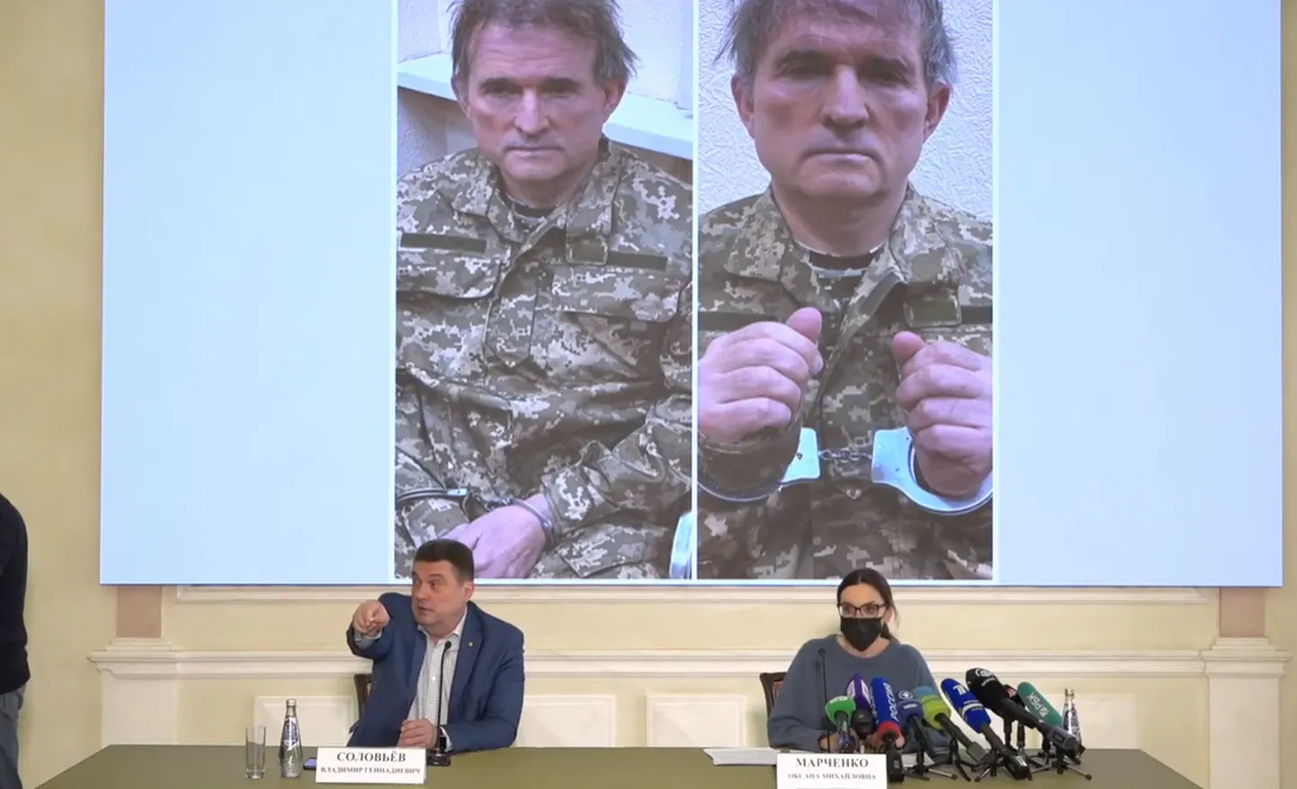 Оксана Марченко на пресс-конференции. На фоне - фото ее арестованного мужа Виктора Медведчука