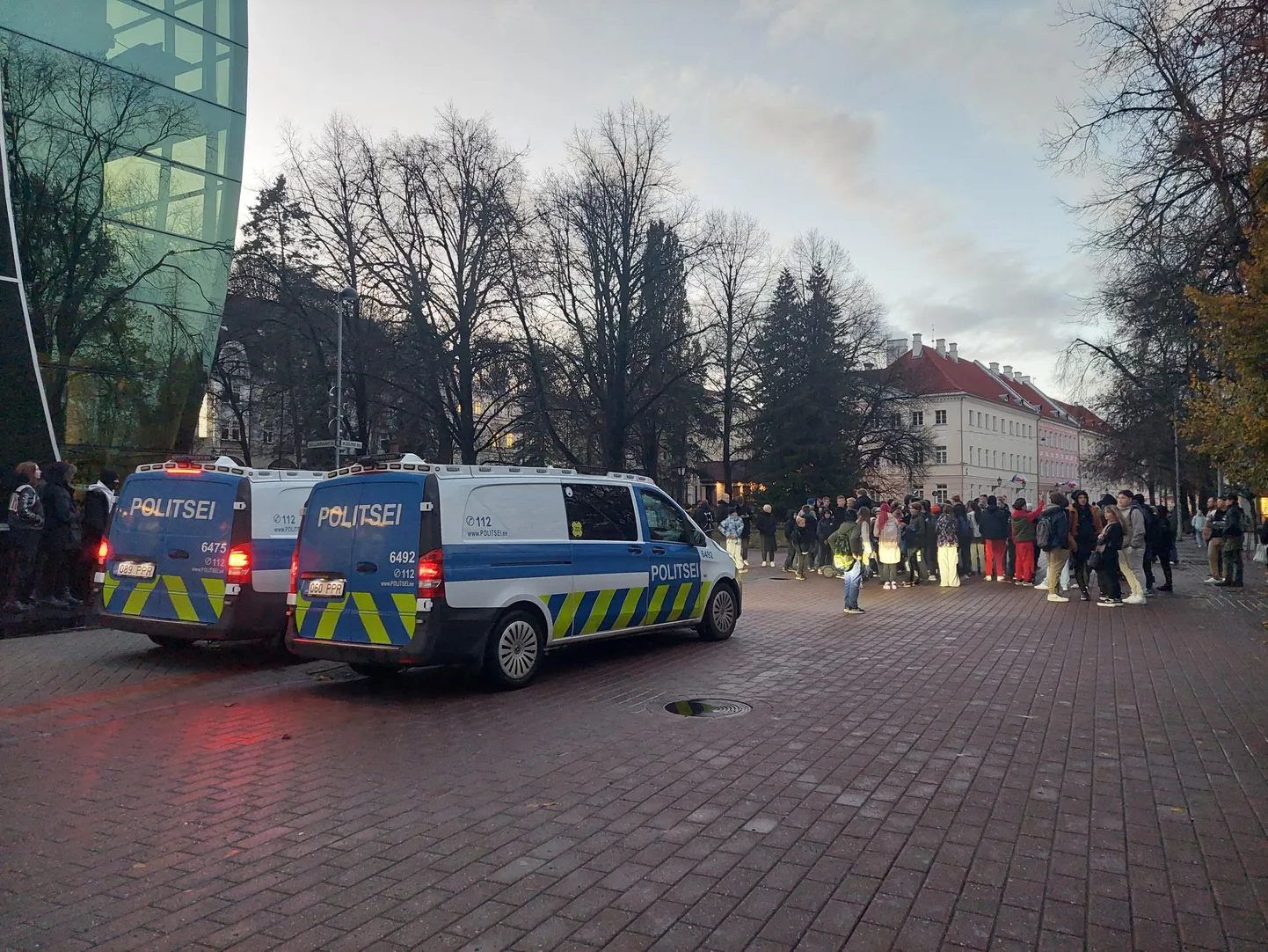 Noortekamp liikus kaubamaja poolt Raekoja platsi suunas, kuniks politsei kogunemise lõpetada palus.