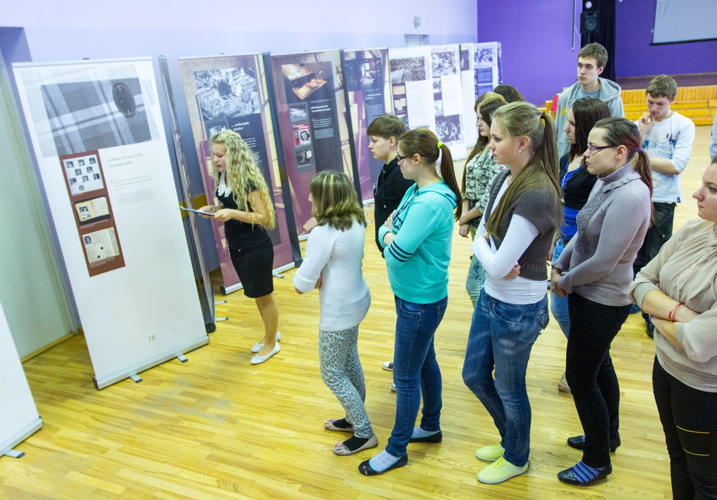 11. klassi õpilane Viktoria Ossipuk koolikaaslastele rändnäitust «Anne Frank – ajalugu tänaseks päevaks» tutvustamas.
