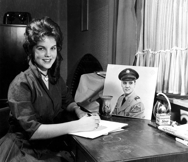 Priscilla Beaulieu (tulevane Presley) ja Elvis Presley sõjaväevormis foto
