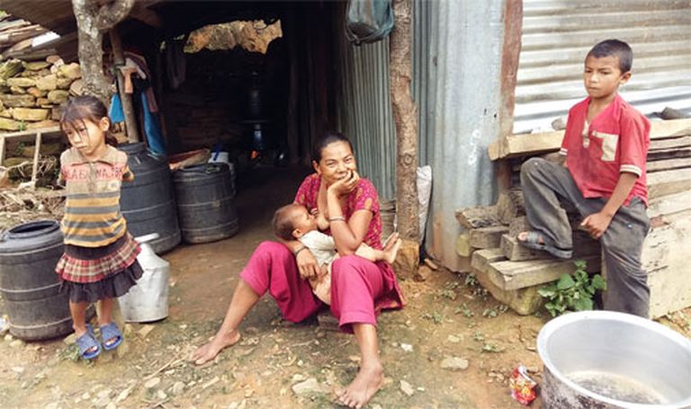 Kanči Lama dēlu un abas meitas audzina viena pati – viņas vīrs dzīvo un strādā galvaspilsētā 