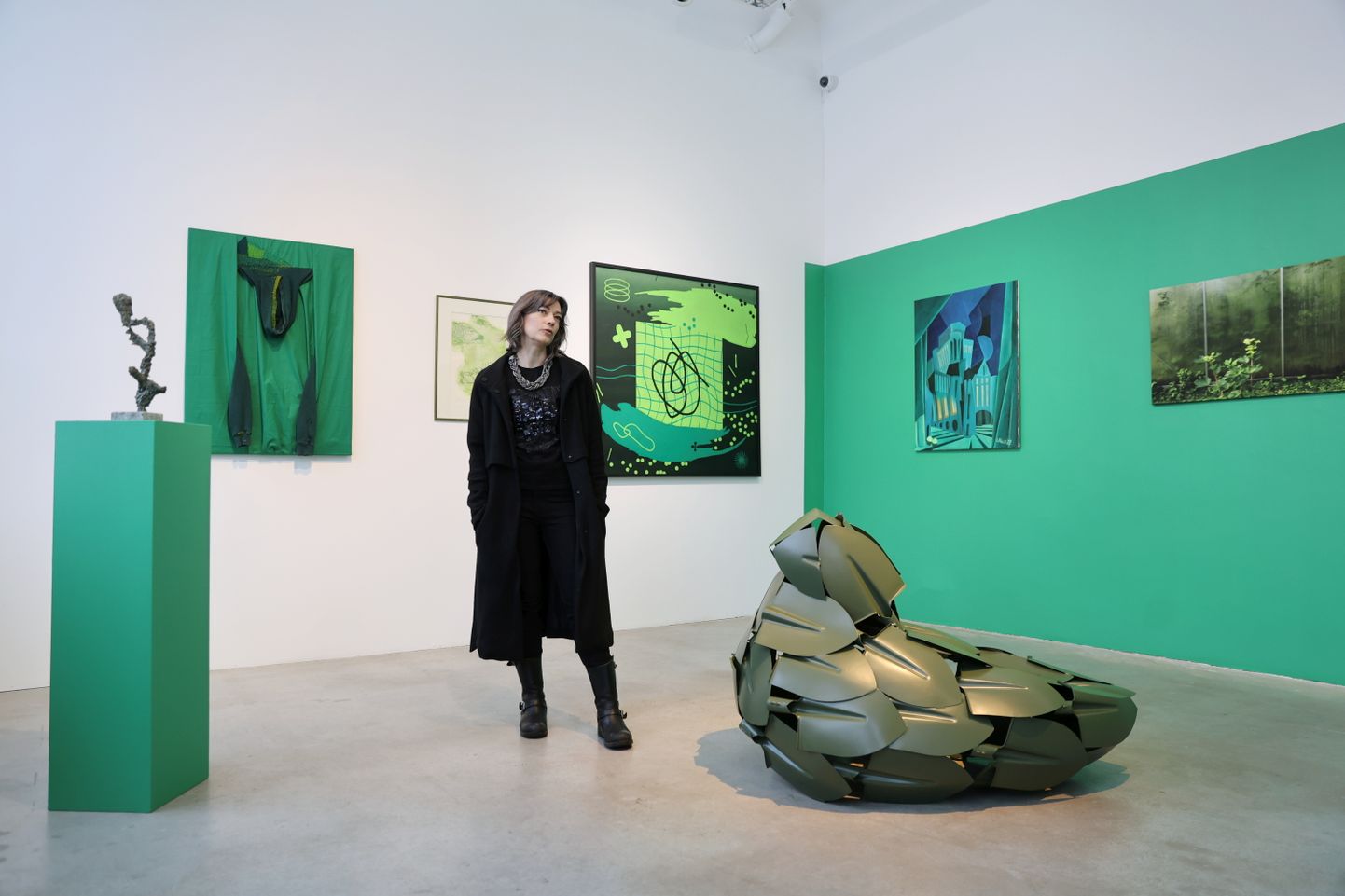 Aastanäituse kuraator Evelin Zolotko tutvustas monumentaalgalerii rohelisi teoseid.