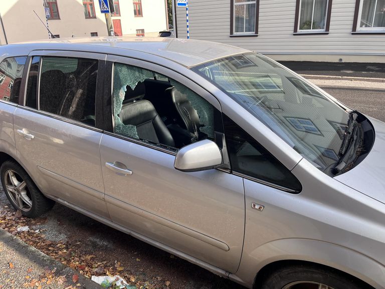 Юные вандалы также разбили боковое стекло машины на улице Александри.