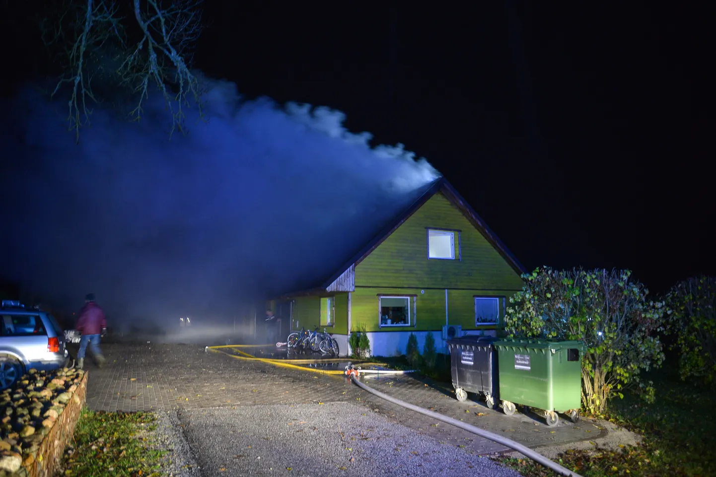 Viljandimaal põles maja suure leegiga.