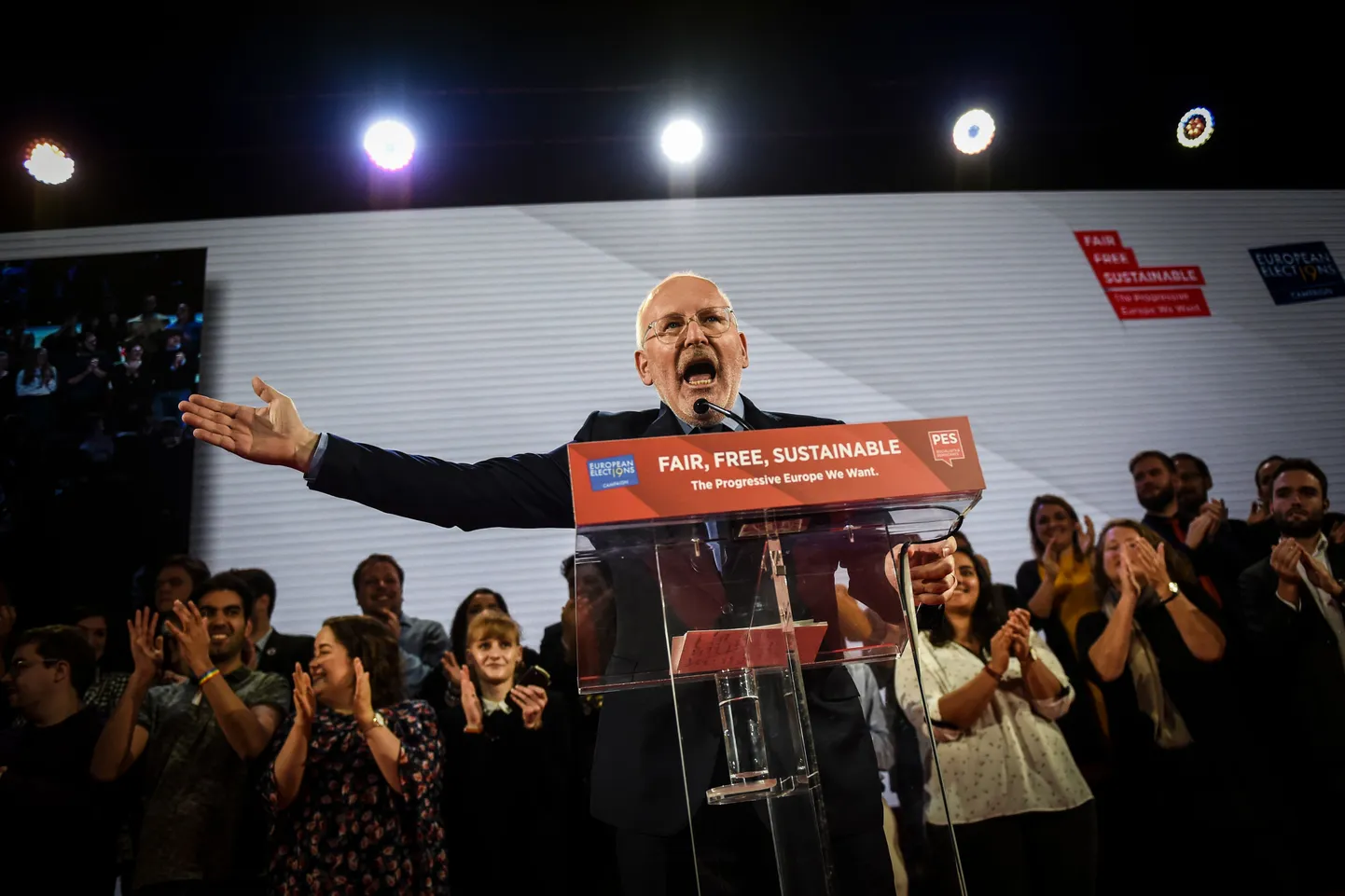 Frans Timmermans kõnet pidamas
