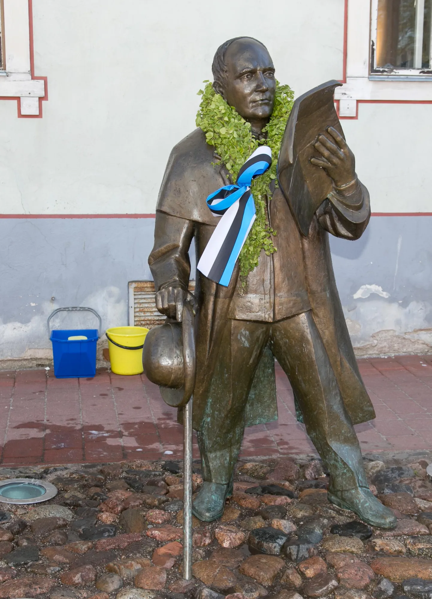 Jannseni pronkskuju Pärnus Rüütli tänaval.