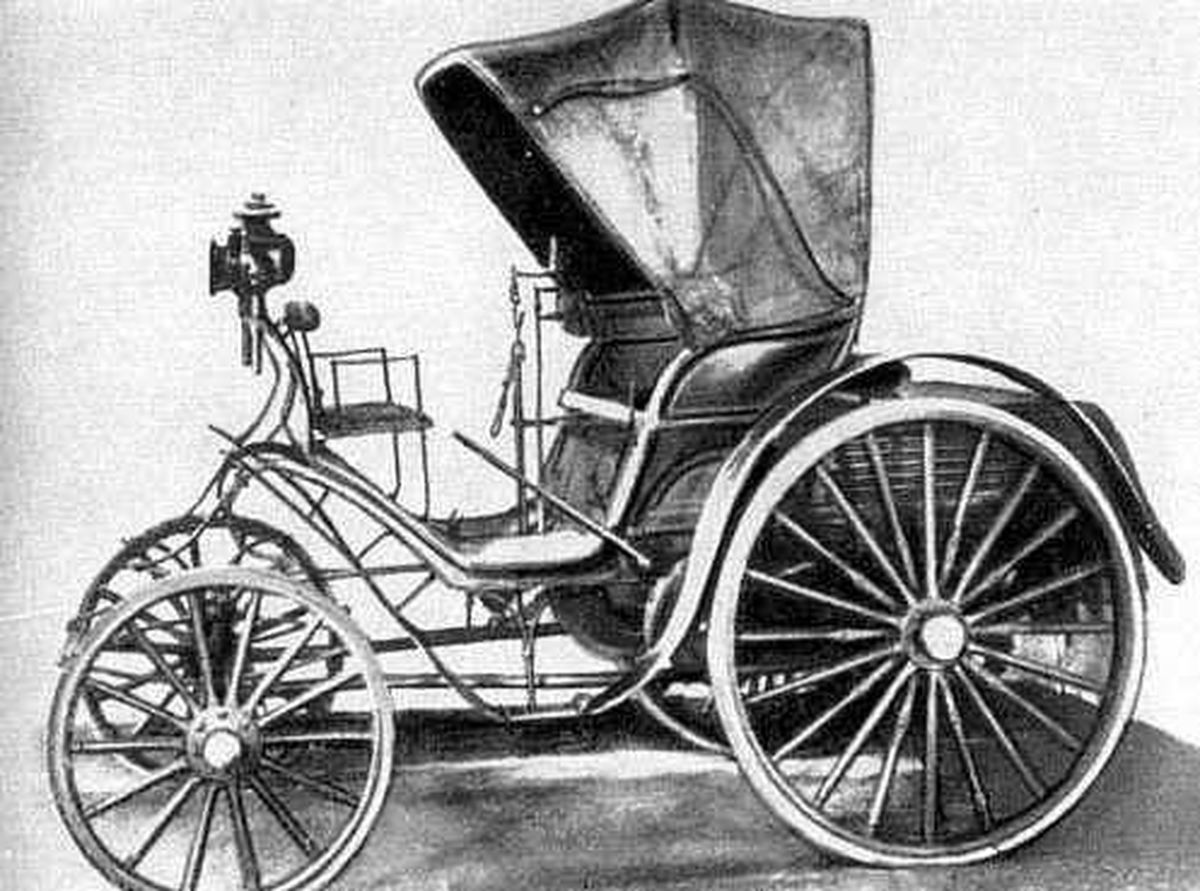 Üks esimesi autosid üldse Benz-Velo, mis võis jääda Eestisse pärast autoesitlust Tallinnas 1896. aastal. / Foto: