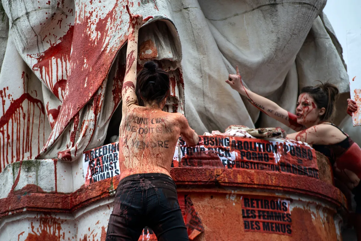 2019. gada 8. marts, Parīze, Francija. Protestējot pret pornogrāfiju, sievietes piedalās demonstrācijā Republikas laukumā.