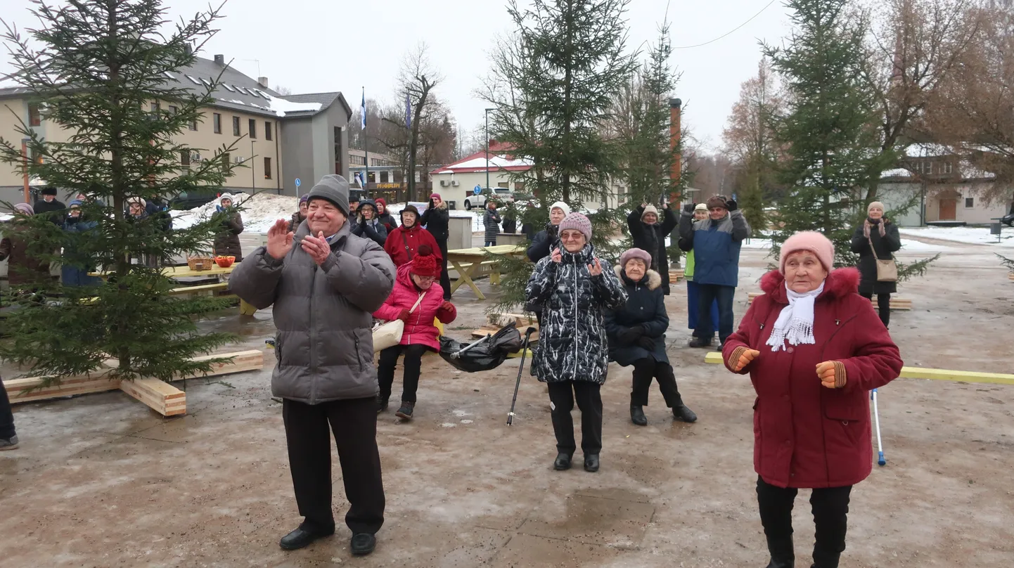 Vanurid suhtlevad heameelega endast noorematega ning osalevad heameelega ka seltskondlikel üritustel nagu Põlva jõulutrall.