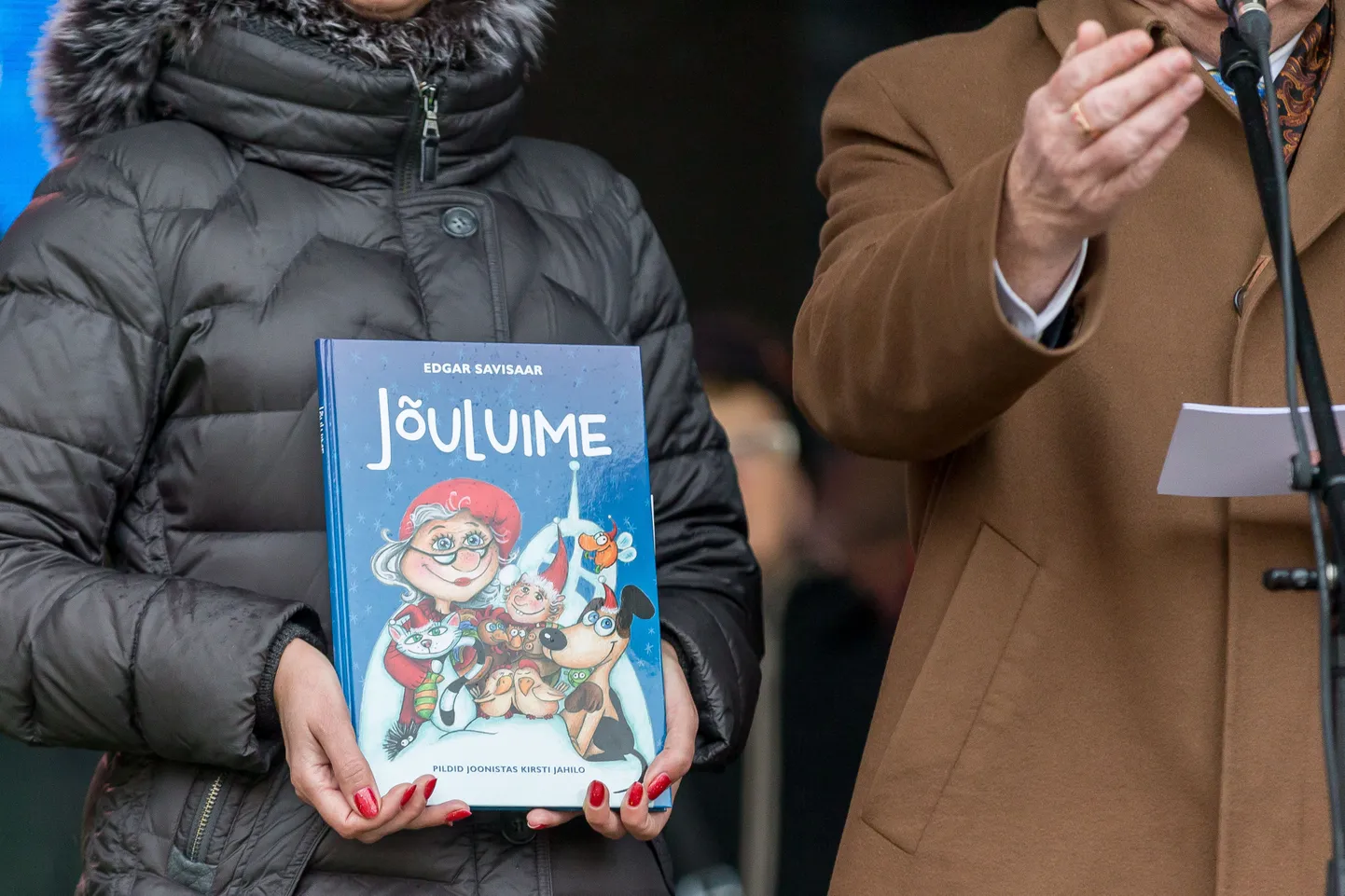 Edgar Savisaar esitles Raekoja platsil oma äsja ilmunud muinasjuturaamatut «Jõuluime».
