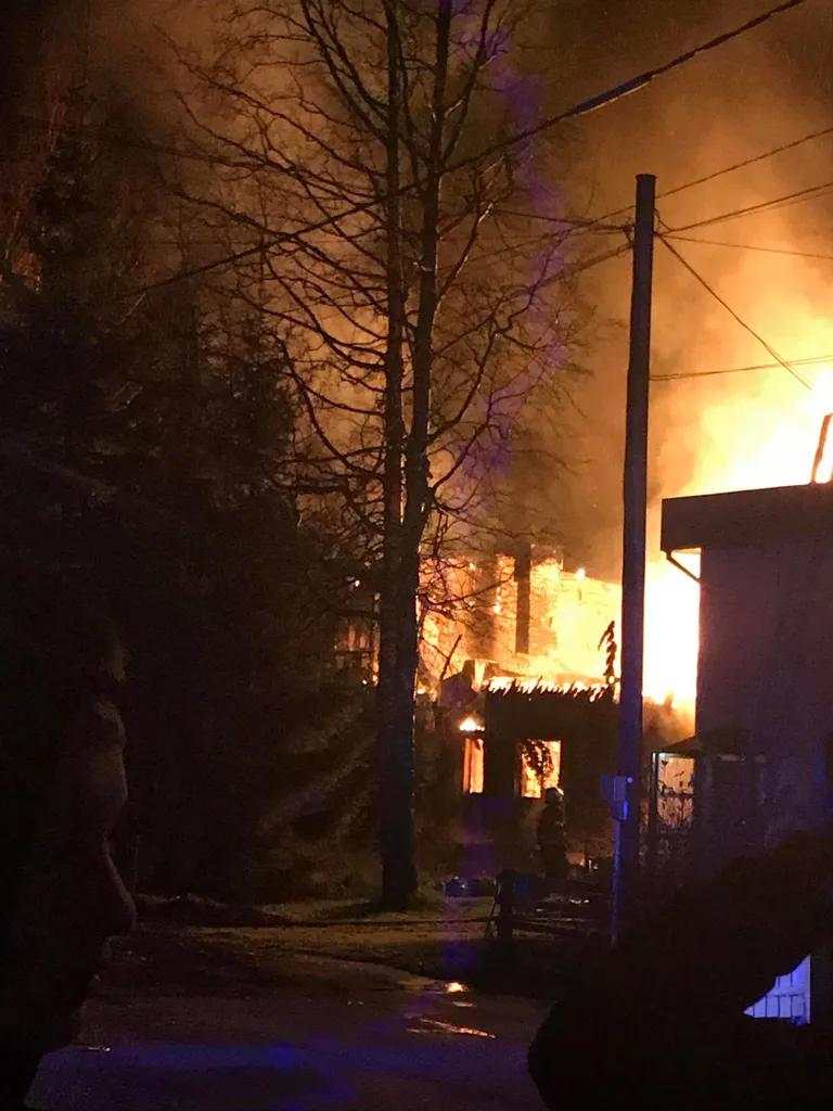 Eelmisel õhtul olid nad märganud maja juures tundmatuid noori.