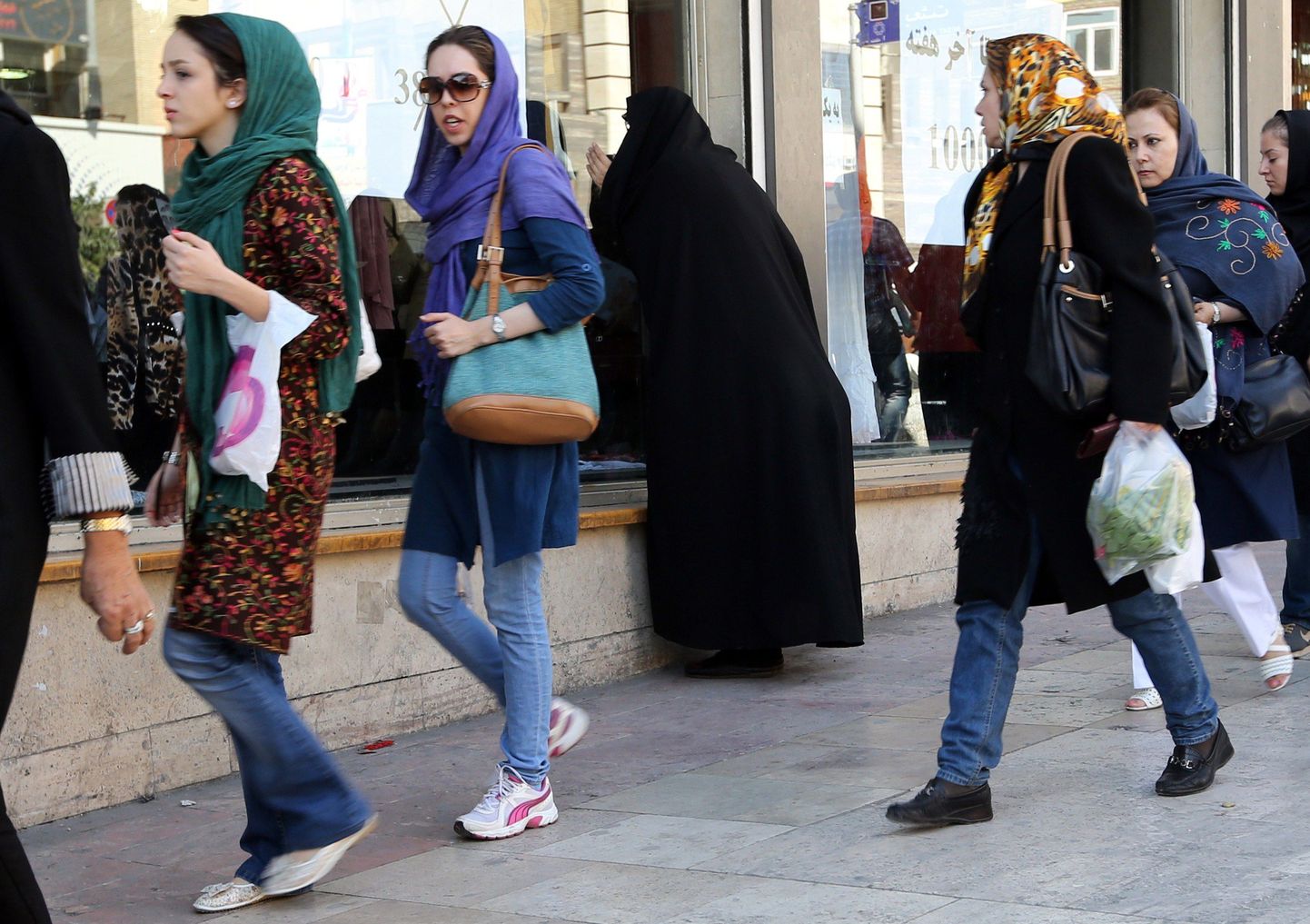 Noored naised Teheranis teksapükse kandmas. Eelnevalt oli Iisraeli peaminister Benjamin Netanyahu väitnud, et Iraak on selline riik, kus ei või isegi teksasid kanda.