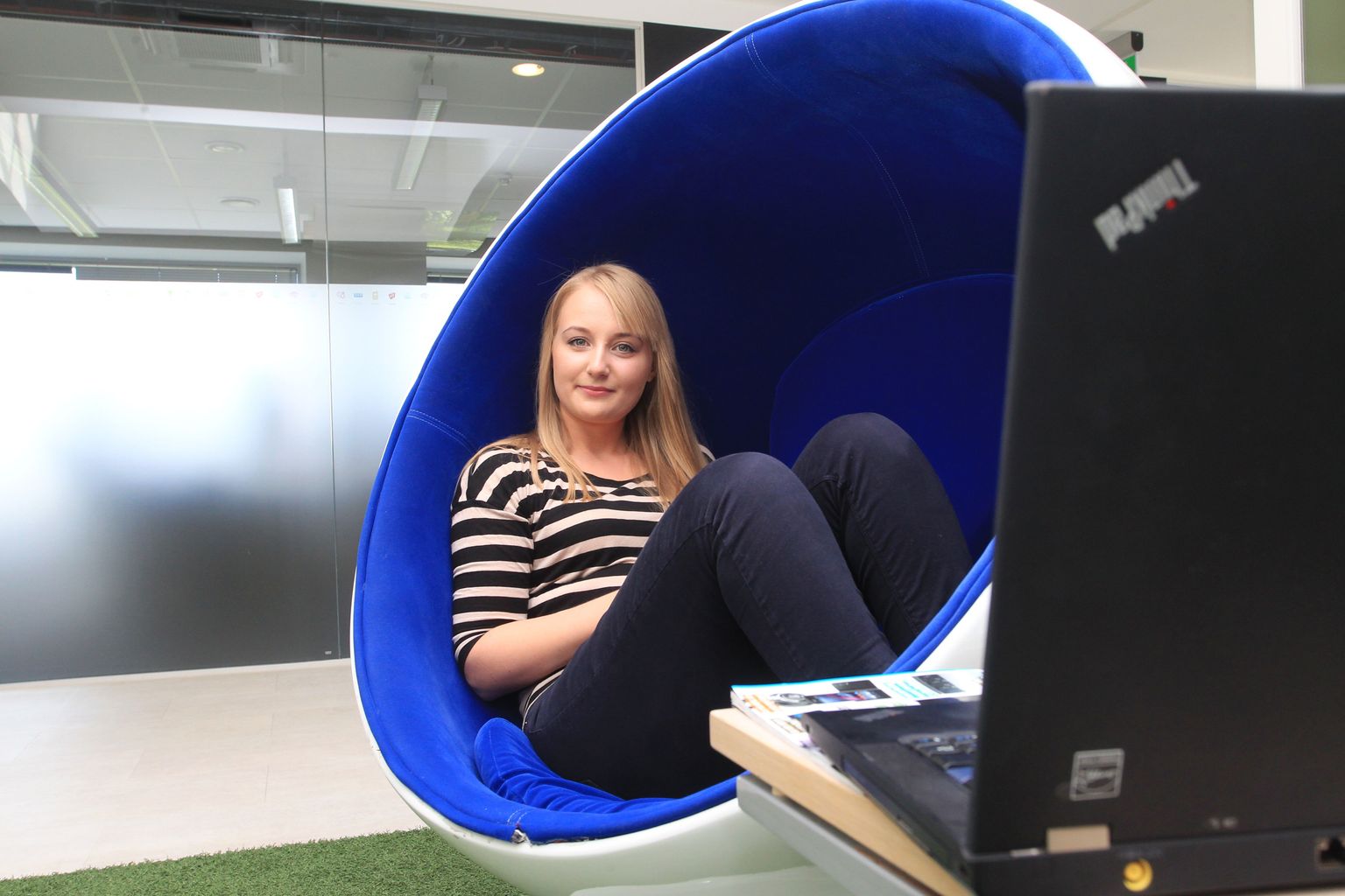 Liisbet Jürlau on töötanud ülikooliõpingute kõrvalt kaks aastat tarkvara testijana Playtechis, maailma ühes suurimas mängude tarkvara tootvas ettevõttes Tartus. Ta on oma neljaliikmelises üksuses ainus naine.