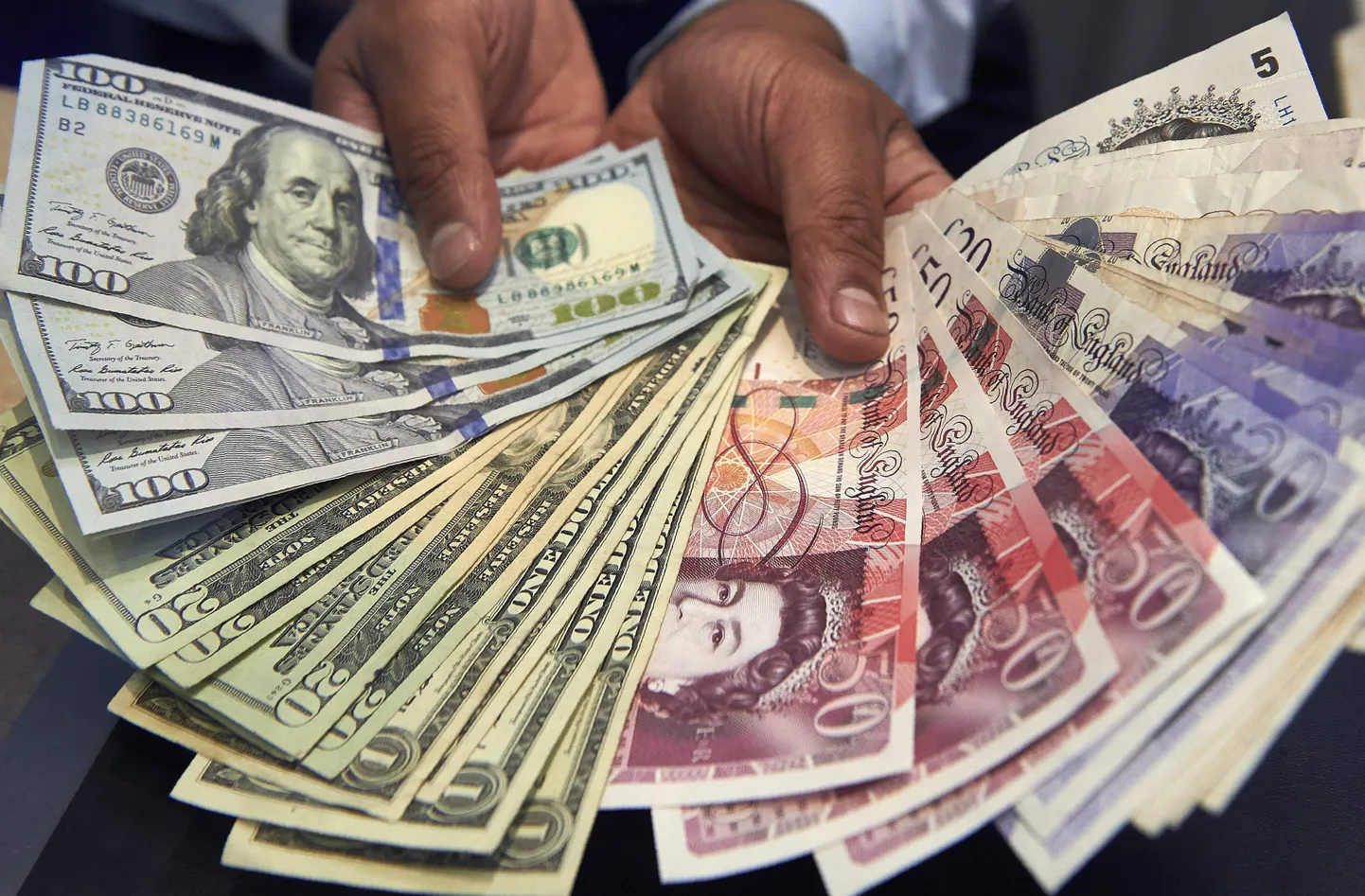 Briti naela kurss USA dollari suhtes muudkui langeb.