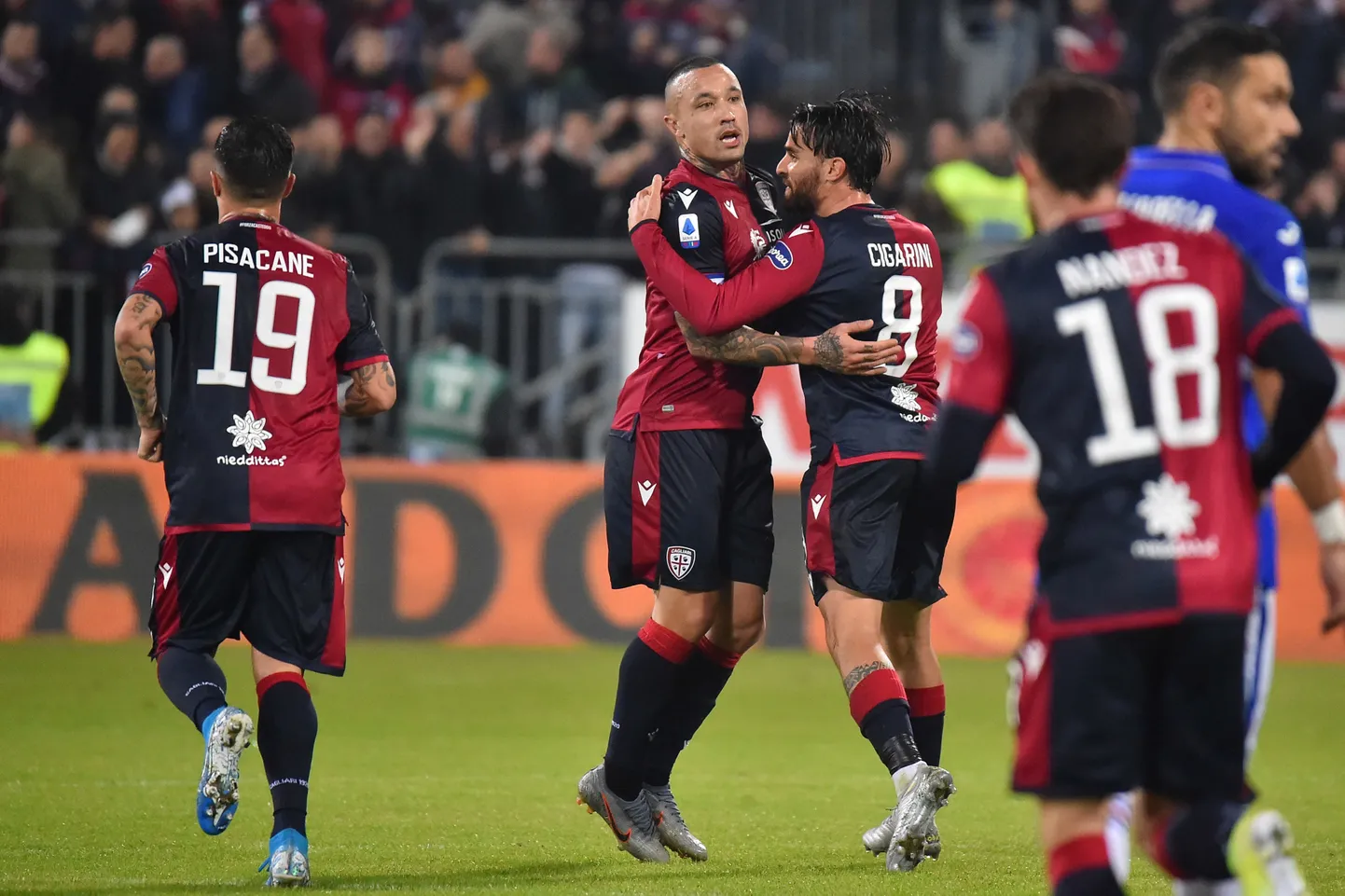 Cagliari keskväljamootor Radja Nainggolan (vasakult teine).