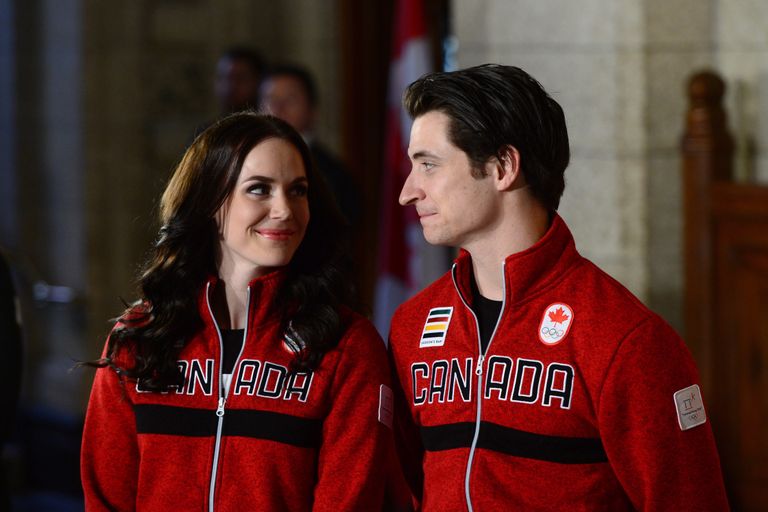 Kanada jäätantsupaar Tessa Virtue - Scott Moir valiti vägeva talispordimaa lipukandjateks Pyeongchangi olümpia avatseremoonial.