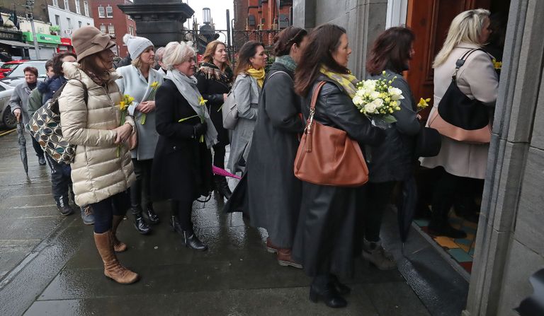 Tuhanded fännid jätsid lauljanna Dolores O'Riordaniga hüvasti