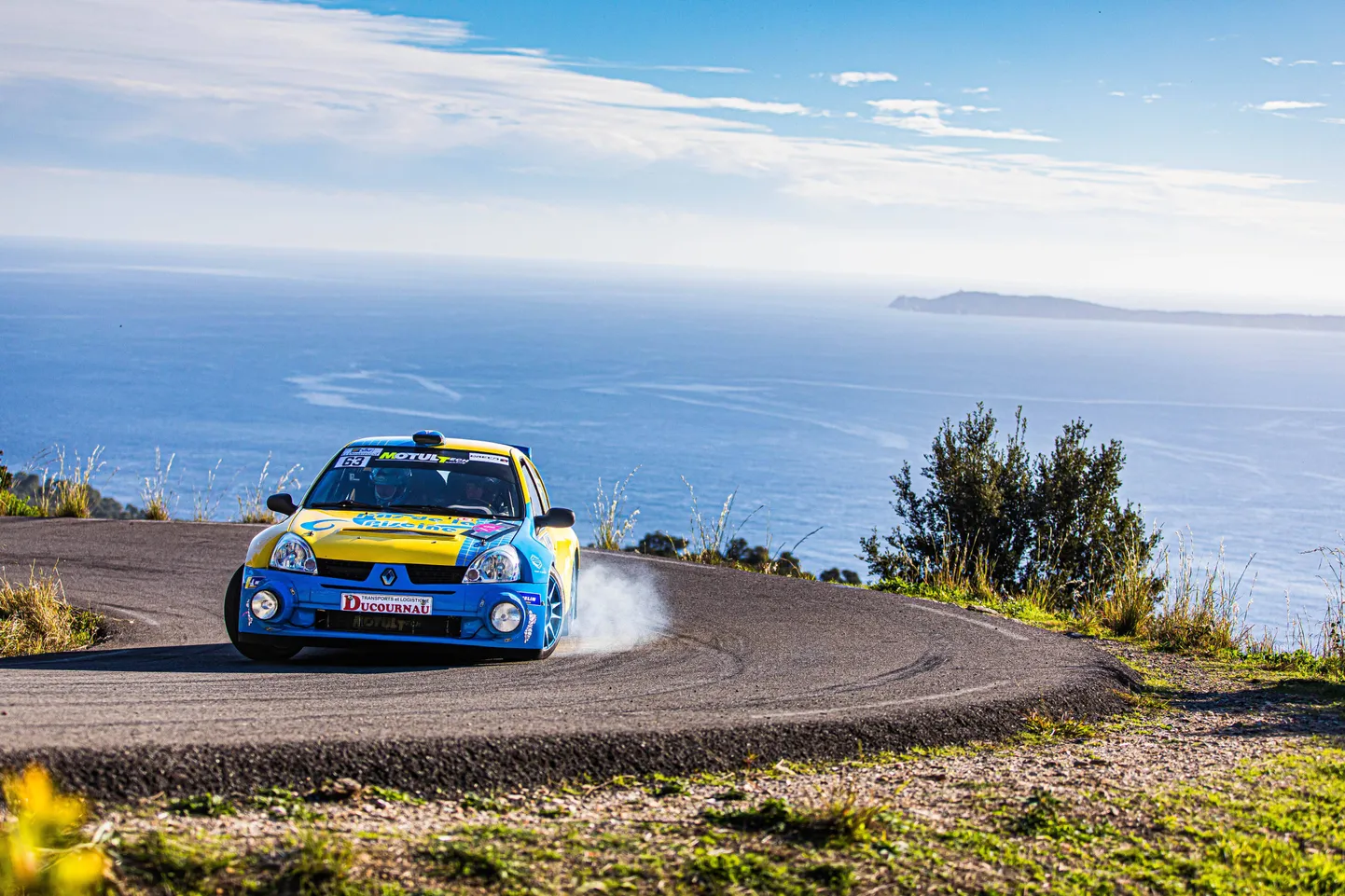 Fotol on esisillaveoline Renault Clio S1600.
