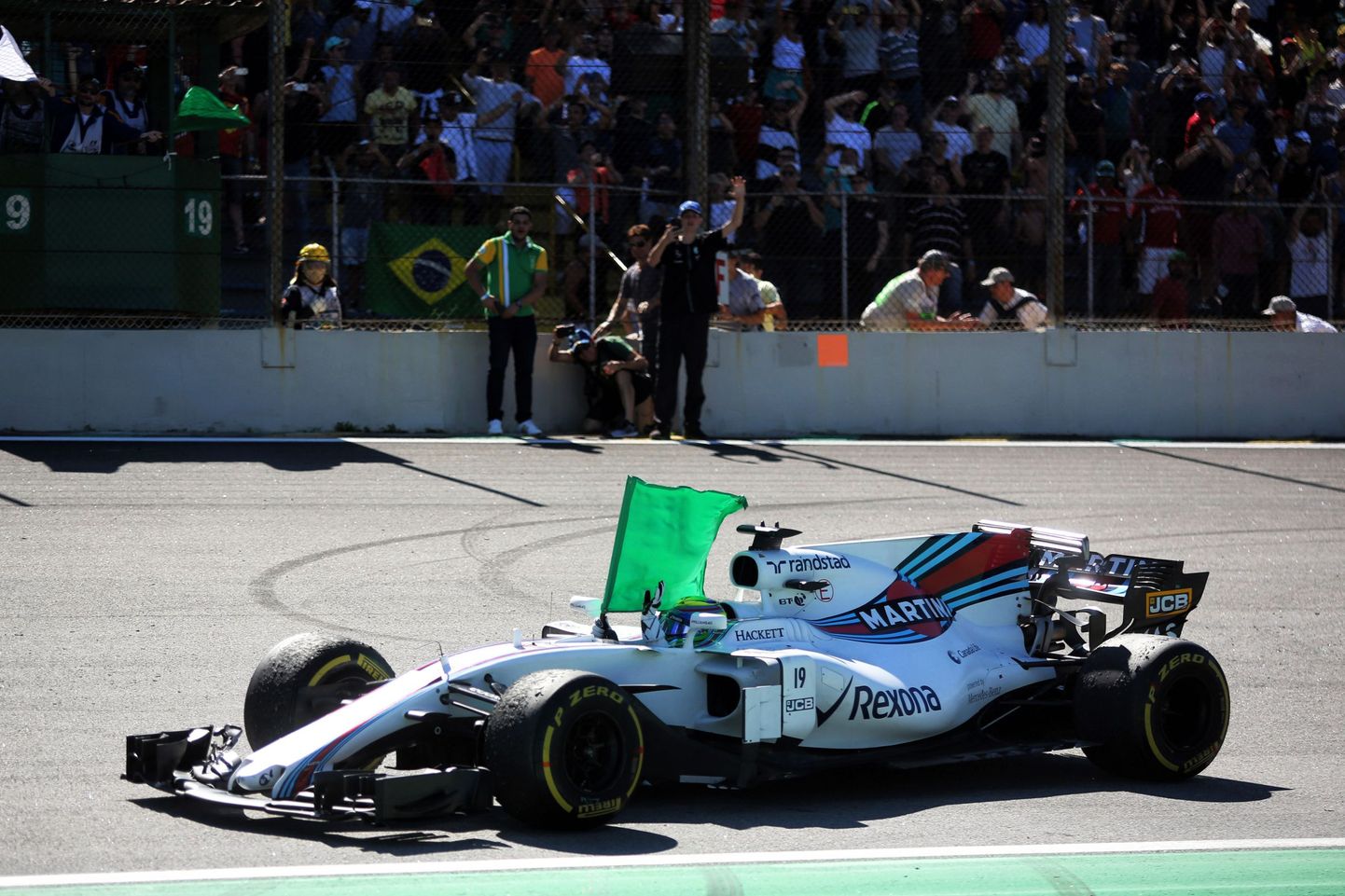 Felipe Massa Brasiilia publikule lehvitamas. F1-sarja ametliku rehvitootja Pirelli töötajad langesid röövimiskatse ohvreiks.