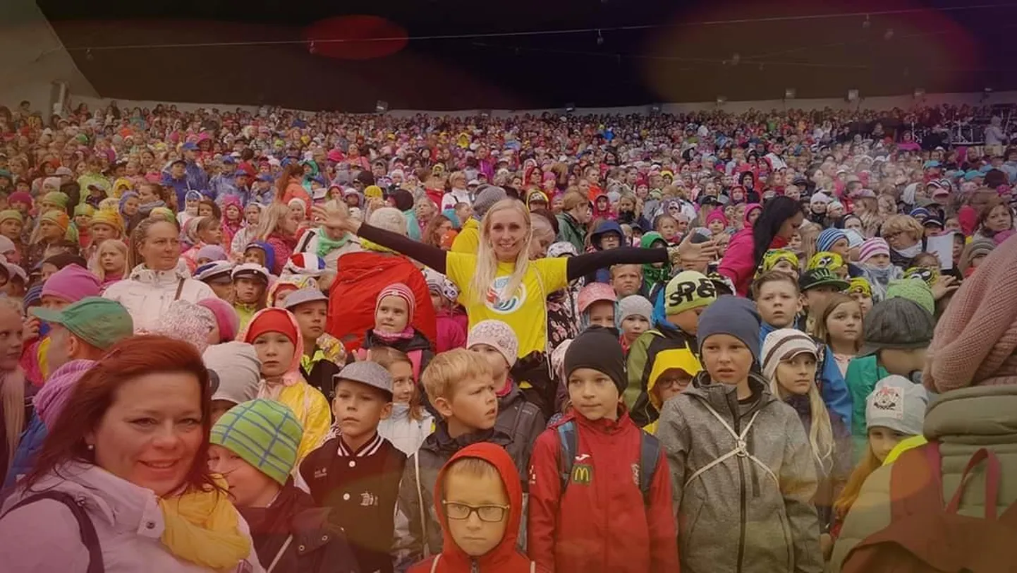 Mari-Liis Rahumets oma koori lastega tänavusel laulupeol