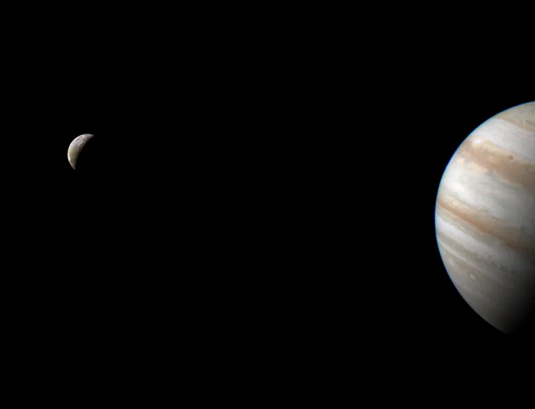 See hetk on tabatud kosmoselaeva Juno lähenemisel Io-le 16. mail, kui jäi peale ka emaplaneet Jupiter
