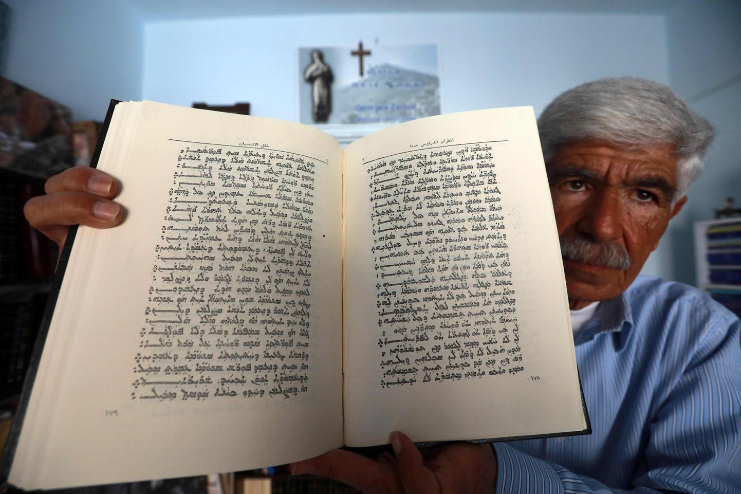 Aramea keele ekspert George Zaarour näitab aramea keeles kirjutatud raamatut. 