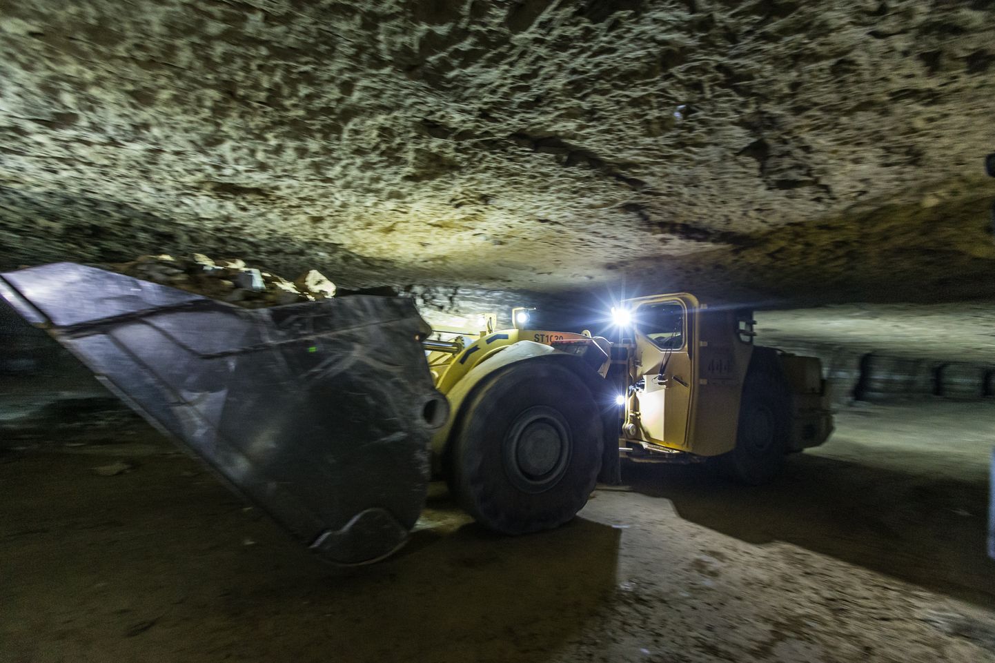 Подземные ходы шахты "Эстония" протягиваются на десятки километров. По какой-то причине работники шахты там прятали, как утверждается, не взятые на учет запасные части, рабочие инструменты и прочее имущество стоимостью десятки тысяч евро.