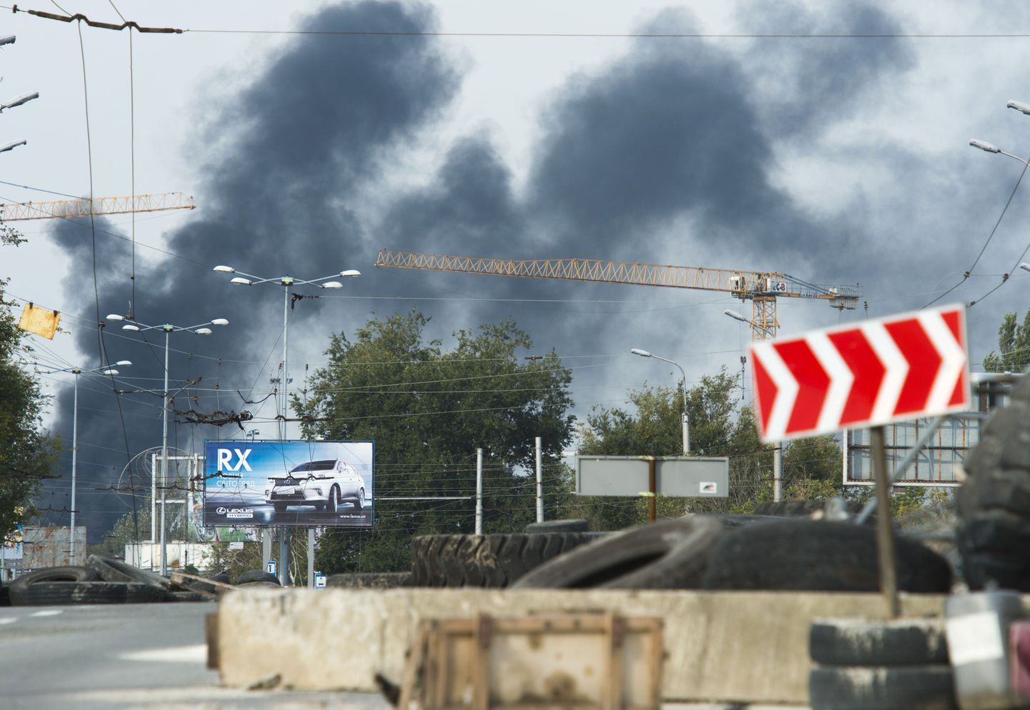 Suitsupilved Donetski lennujaama kohal vaadanuda täna terroristide kontrollpunktist.