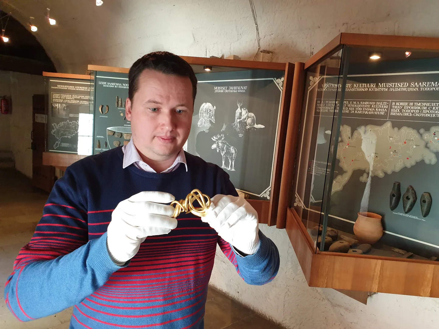 KULDNE MUSEAAL: Saaremaalt leitud väärtuslik kuldvõru on Saaremaa muuseumi peavarahoidja Priit Kivi hoole all.