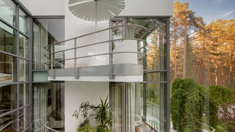 FOTO ⟩ Pārdošanā izlikta fon Gerkāna projektētā "Villa Guna" Jūrmalā