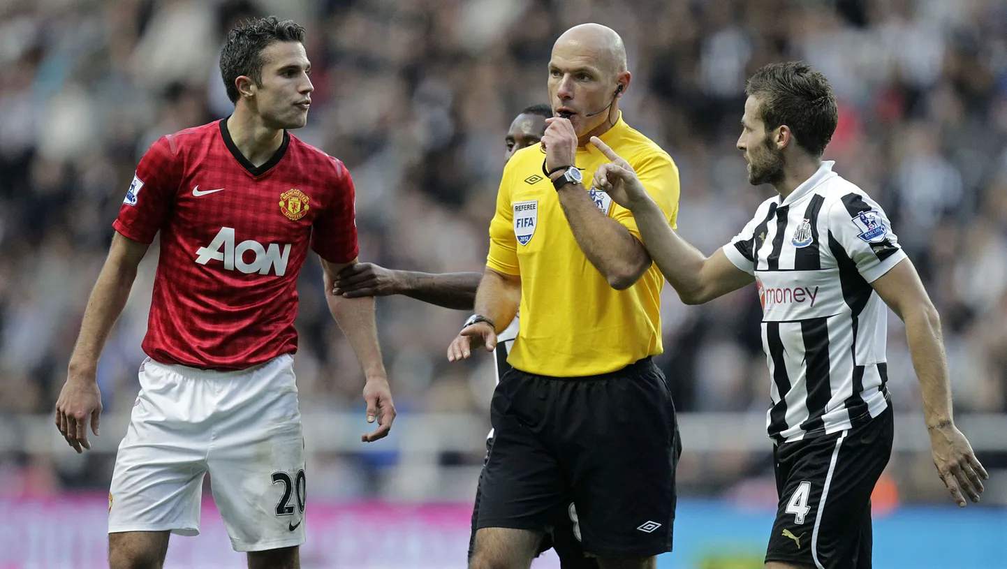 Kohtunik Howard Webb üritab lahendada Yohan Cabaye (paremal) ja Robin van Persie vahel aset leidnud intsidenti.