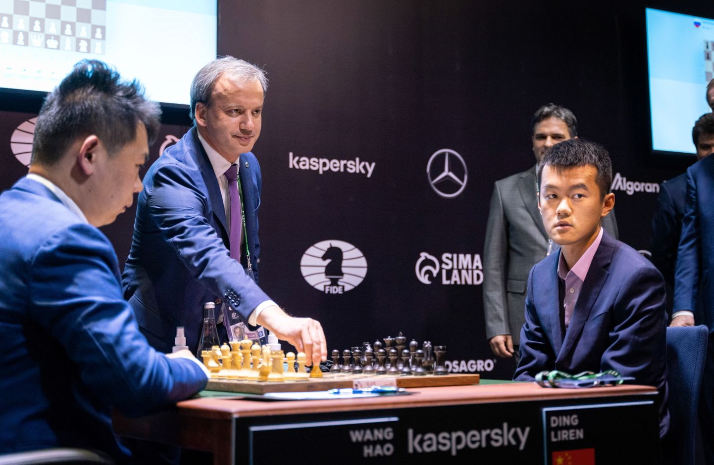 Rahvusvahelise Maleliidu FIDE president Arkadi Dvorkovitš avab Hiina suurmeistrite Wang Hao ja Ding Lireni partii kandidaatide turniiril mullu aprillis Venemaal Jekaterinburgis.